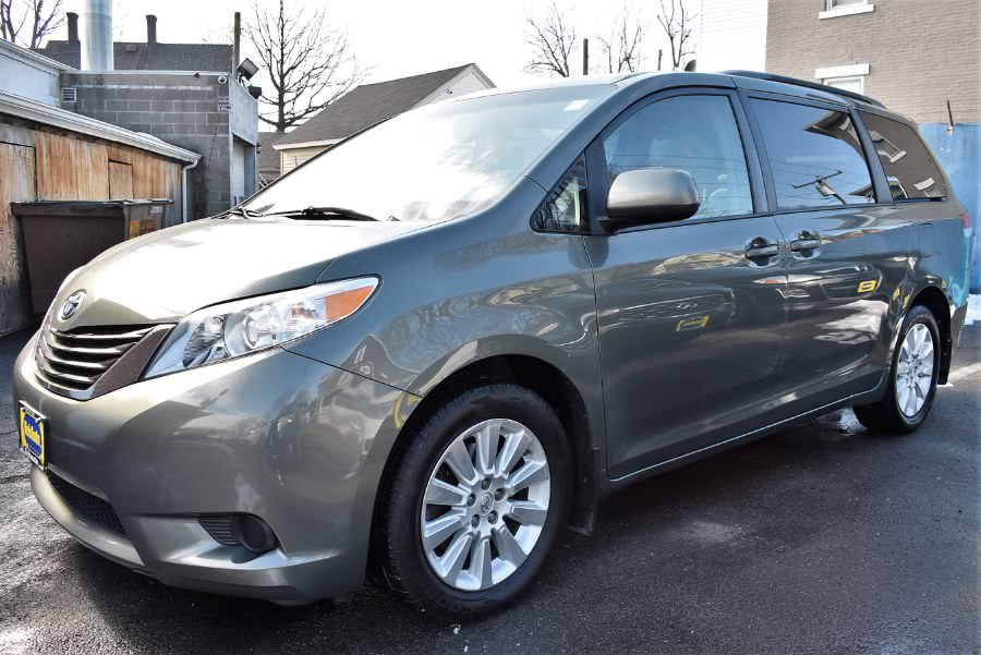 2014 Toyota Sienna 5dr 7-Pass Van V6 LE AWD (Natl), available for sale in Hartford, Connecticut | VEB Auto Sales. Hartford, Connecticut