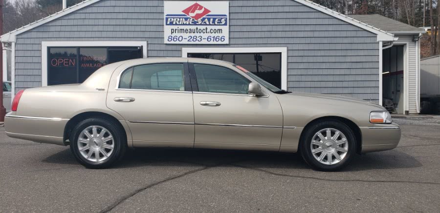 2010 Lincoln Town Car 4dr Sdn Signature Limited, available for sale in Thomaston, CT