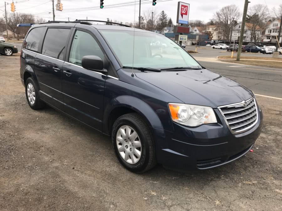 Used Chrysler Town & Country 4dr Wgn LX 2009 | Wallingford Auto Center LLC. Wallingford, Connecticut