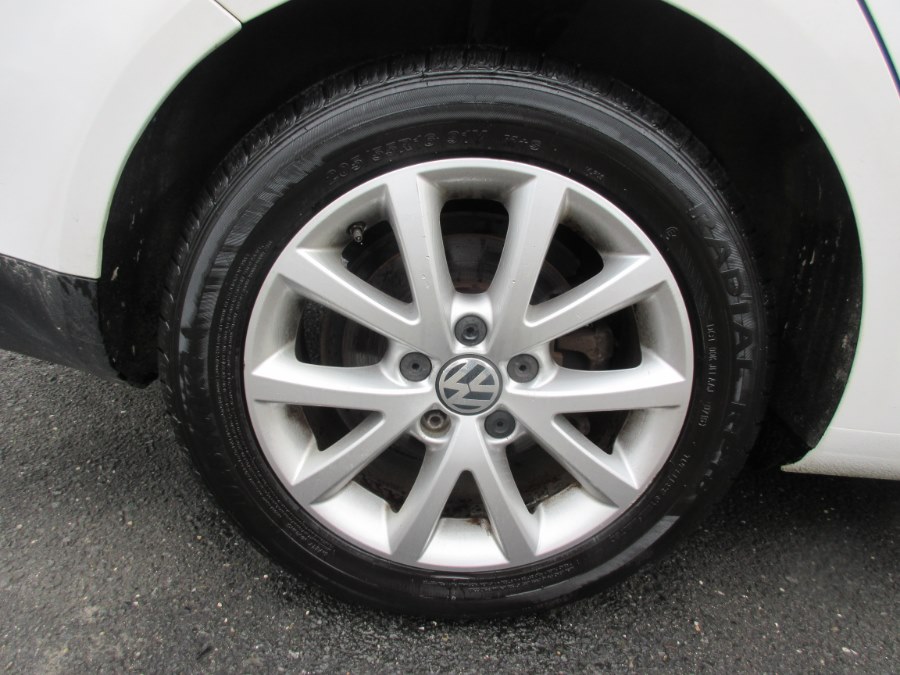 2010 Volkswagen Jetta Sedan 4dr Auto Limited PZEV, available for sale in Lynbrook, New York | ACA Auto Sales. Lynbrook, New York 2010 Volkswagen Jetta Sedan 4dr Auto Limited PZEV, available for sale in Lynbrook, New York | ACA Auto Sales. Lynbrook, New York