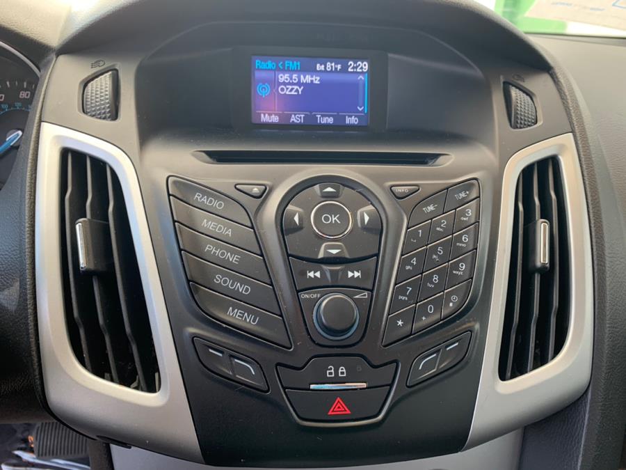 2013 Ford Focus 5dr HB SE, available for sale in Corona, California | Green Light Auto. Corona, California 2013 Ford Focus 5dr HB SE, available for sale in Corona, California | Green Light Auto. Corona, California