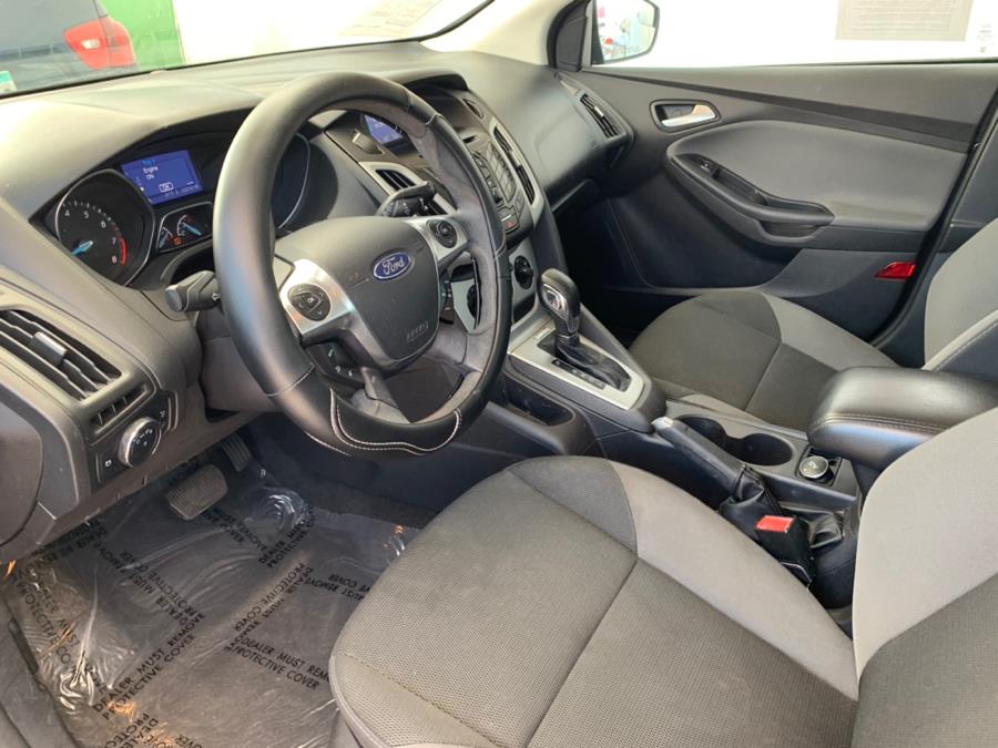 2013 Ford Focus 5dr HB SE, available for sale in Corona, California | Green Light Auto. Corona, California 2013 Ford Focus 5dr HB SE, available for sale in Corona, California | Green Light Auto. Corona, California