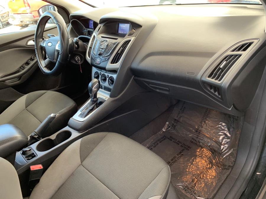 2013 Ford Focus 5dr HB SE, available for sale in Corona, California | Green Light Auto. Corona, California 2013 Ford Focus 5dr HB SE, available for sale in Corona, California | Green Light Auto. Corona, California