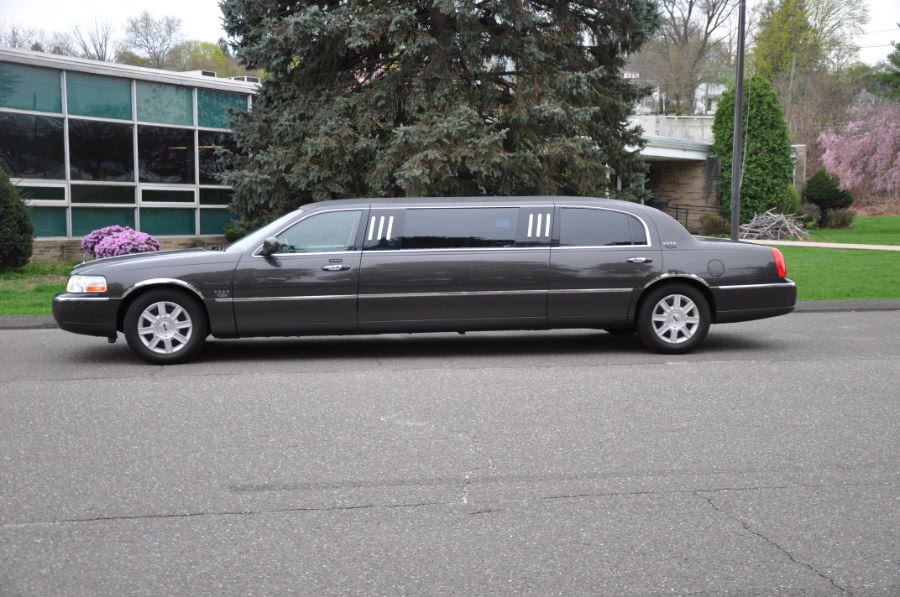 2007 Lincoln Town Car 4dr Sdn Executive w/Limousine Pkg, available for sale in Waterbury, Connecticut | Platinum Auto Care. Waterbury, Connecticut
