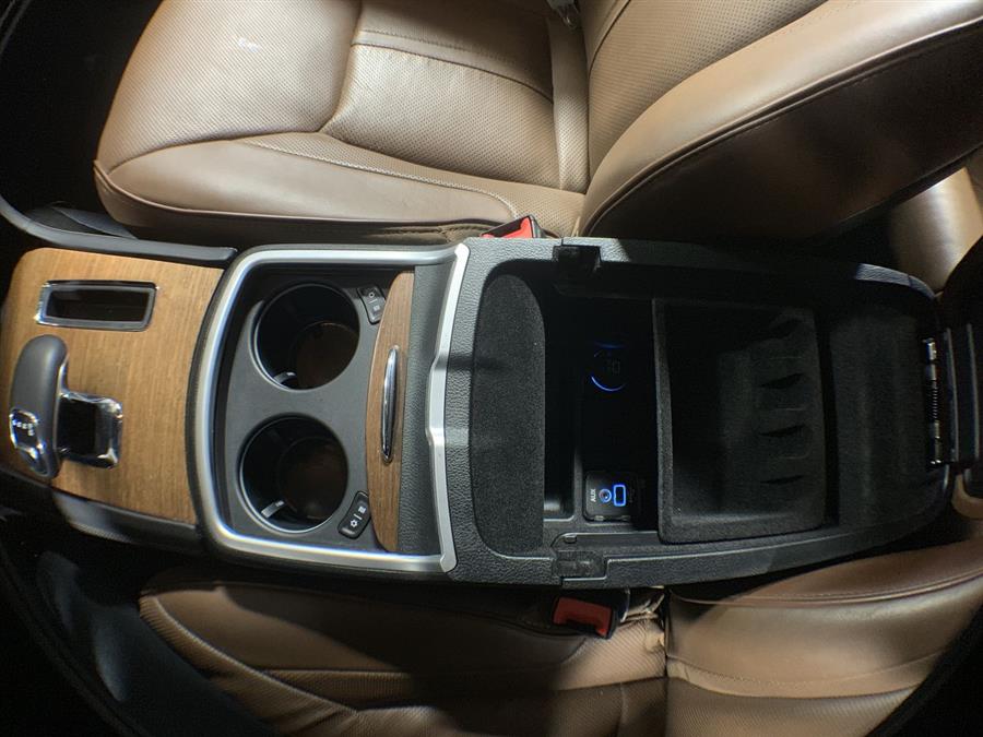 2014 Chrysler 300 4dr Sdn 300C John Varvatos Limited Edition AWD, available for sale in Stratford, Connecticut | Wiz Leasing Inc. Stratford, Connecticut 2014 Chrysler 300 4dr Sdn 300C John Varvatos Limited Edition AWD, available for sale in Stratford, Connecticut | Wiz Leasing Inc. Stratford, Connecticut