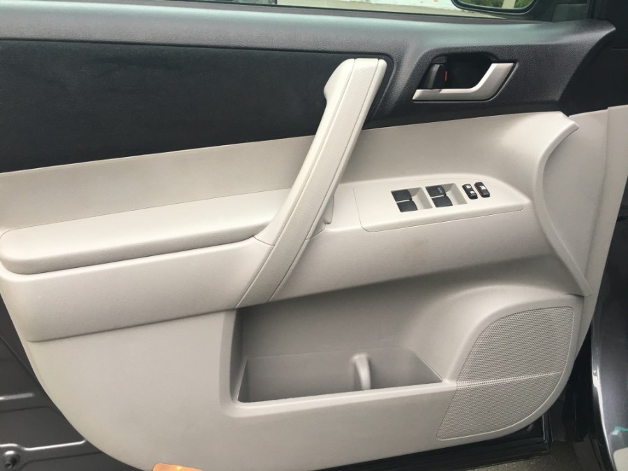 2012 Toyota Highlander 4WD 4dr V6 (Natl), available for sale in Bristol, Connecticut | Bristol Auto Center LLC. Bristol, Connecticut 2012 Toyota Highlander 4WD 4dr V6 (Natl), available for sale in Bristol, Connecticut | Bristol Auto Center LLC. Bristol, Connecticut