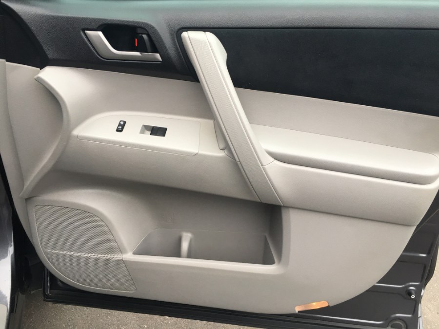 2012 Toyota Highlander 4WD 4dr V6 (Natl), available for sale in Bristol, Connecticut | Bristol Auto Center LLC. Bristol, Connecticut 2012 Toyota Highlander 4WD 4dr V6 (Natl), available for sale in Bristol, Connecticut | Bristol Auto Center LLC. Bristol, Connecticut