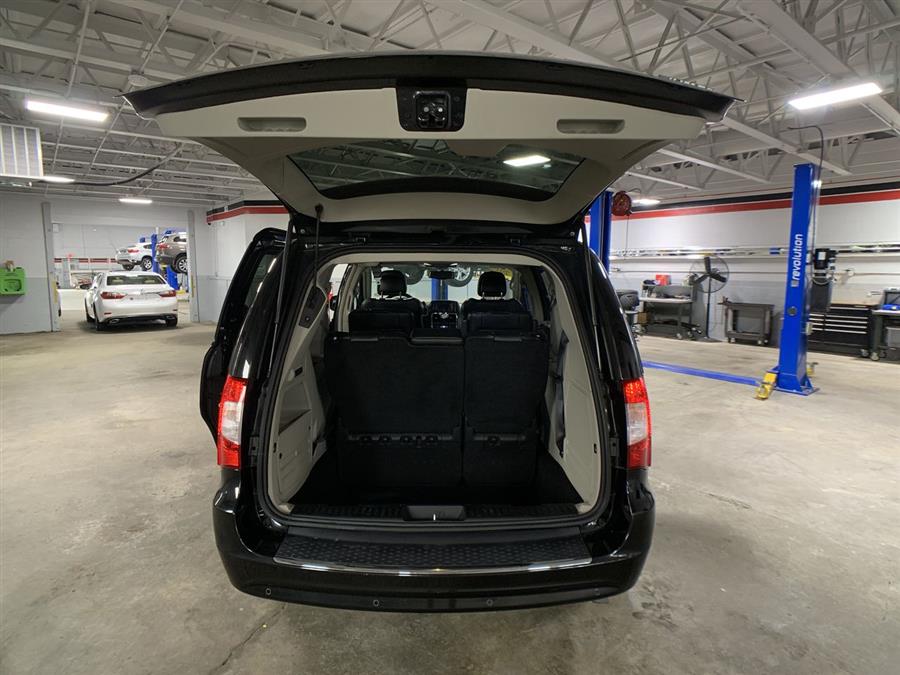 2016 Chrysler Town & Country 4dr Wgn Limited, available for sale in Stratford, Connecticut | Wiz Leasing Inc. Stratford, Connecticut 2016 Chrysler Town & Country 4dr Wgn Limited, available for sale in Stratford, Connecticut | Wiz Leasing Inc. Stratford, Connecticut