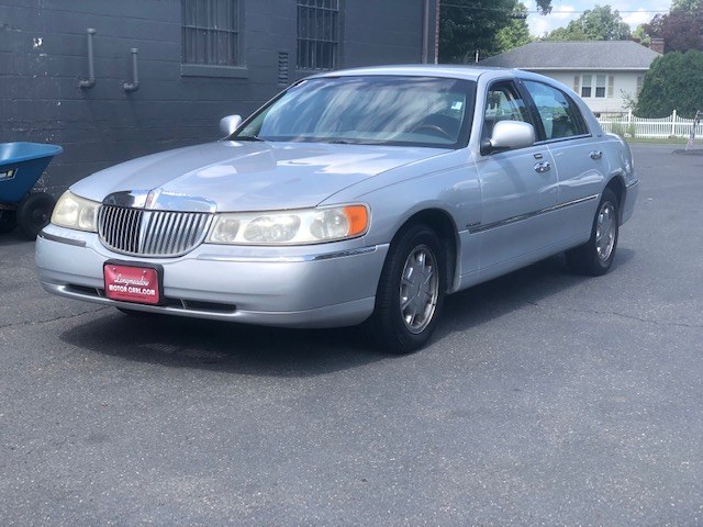 2002 Lincoln Town Car 4dr Sdn Sig. Prem., available for sale in ENFIELD, Connecticut | Longmeadow Motor Cars. ENFIELD, Connecticut