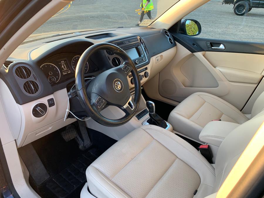 Used Volkswagen Tiguan 4WD 4dr Auto SE w/Sunroof & Nav *Ltd Avail* 2013 | Central Auto Sales & Service. New Britain, Connecticut Used Volkswagen Tiguan 4WD 4dr Auto SE w/Sunroof & Nav *Ltd Avail* 2013 | Central Auto Sales & Service. New Britain, Connecticut