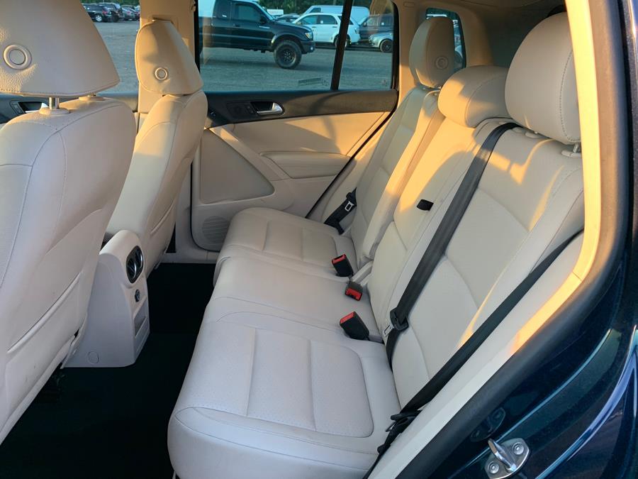Used Volkswagen Tiguan 4WD 4dr Auto SE w/Sunroof & Nav *Ltd Avail* 2013 | Central Auto Sales & Service. New Britain, Connecticut Used Volkswagen Tiguan 4WD 4dr Auto SE w/Sunroof & Nav *Ltd Avail* 2013 | Central Auto Sales & Service. New Britain, Connecticut