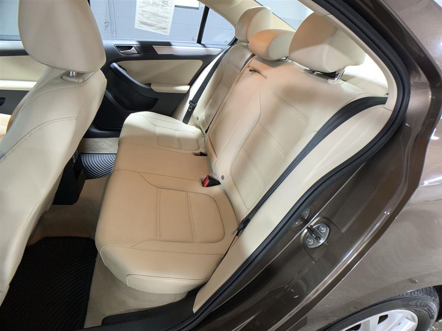 2014 Volkswagen Jetta Sedan 4dr Man SE w/Connectivity/Sunroof PZEV, available for sale in Stratford, Connecticut | Wiz Leasing Inc. Stratford, Connecticut 2014 Volkswagen Jetta Sedan 4dr Man SE w/Connectivity/Sunroof PZEV, available for sale in Stratford, Connecticut | Wiz Leasing Inc. Stratford, Connecticut