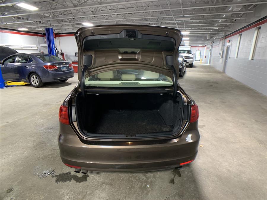 2014 Volkswagen Jetta Sedan 4dr Man SE w/Connectivity/Sunroof PZEV, available for sale in Stratford, Connecticut | Wiz Leasing Inc. Stratford, Connecticut 2014 Volkswagen Jetta Sedan 4dr Man SE w/Connectivity/Sunroof PZEV, available for sale in Stratford, Connecticut | Wiz Leasing Inc. Stratford, Connecticut