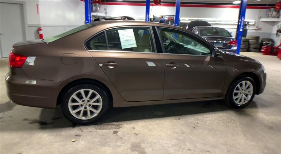2014 Volkswagen Jetta Sedan 4dr Man SE w/Connectivity/Sunroof PZEV, available for sale in Stratford, Connecticut | Wiz Leasing Inc. Stratford, Connecticut 2014 Volkswagen Jetta Sedan 4dr Man SE w/Connectivity/Sunroof PZEV, available for sale in Stratford, Connecticut | Wiz Leasing Inc. Stratford, Connecticut