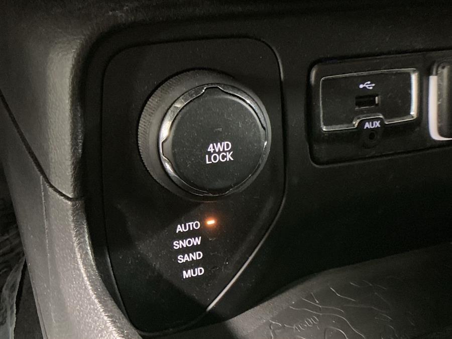 2016 Jeep Renegade 4WD 4dr Latitude, available for sale in Stratford, Connecticut | Wiz Leasing Inc. Stratford, Connecticut 2016 Jeep Renegade 4WD 4dr Latitude, available for sale in Stratford, Connecticut | Wiz Leasing Inc. Stratford, Connecticut