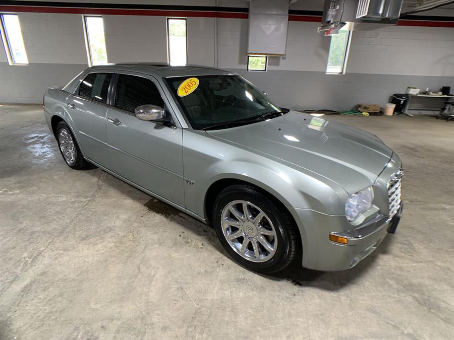 2005 Chrysler 300 4dr Sdn 300C *Ltd Avail*, available for sale in Stratford, Connecticut | Wiz Leasing Inc. Stratford, Connecticut
