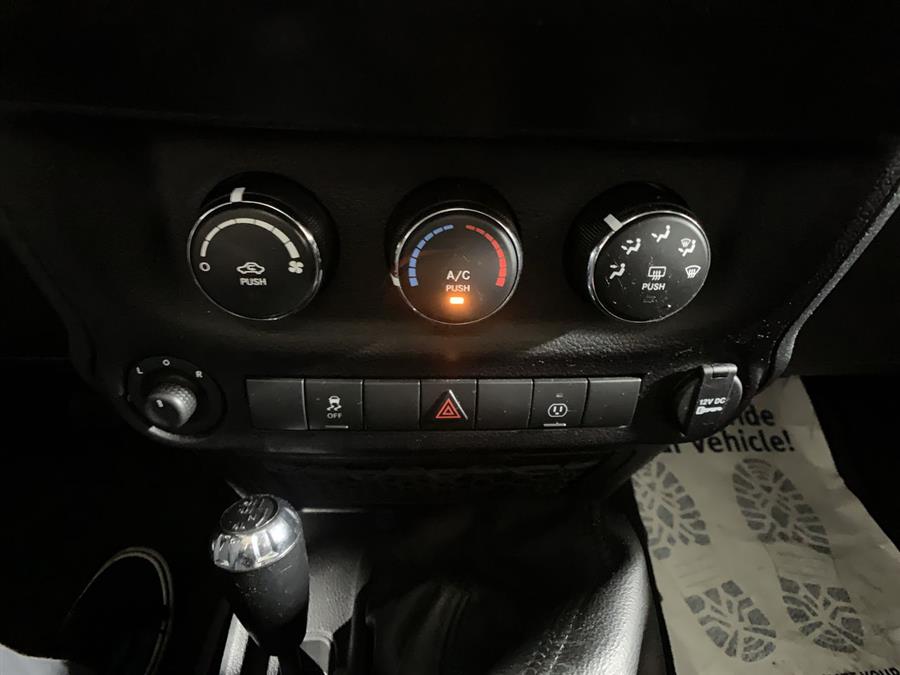 2015 Jeep Wrangler Unlimited 4WD 4dr Rubicon, available for sale in Stratford, Connecticut | Wiz Leasing Inc. Stratford, Connecticut 2015 Jeep Wrangler Unlimited 4WD 4dr Rubicon, available for sale in Stratford, Connecticut | Wiz Leasing Inc. Stratford, Connecticut