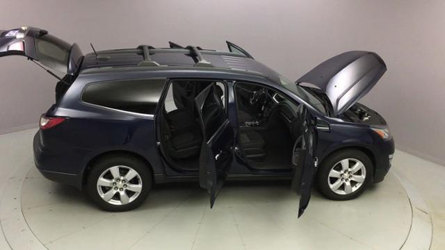 2017 Chevrolet Traverse AWD 4dr LT w/1LT, available for sale in Naugatuck, Connecticut | J&M Automotive Sls&Svc LLC. Naugatuck, Connecticut 2017 Chevrolet Traverse AWD 4dr LT w/1LT, available for sale in Naugatuck, Connecticut | J&M Automotive Sls&Svc LLC. Naugatuck, Connecticut