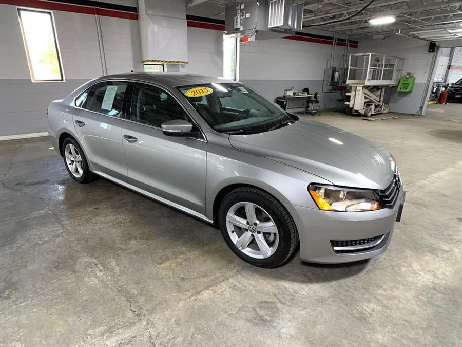 2013 Volkswagen Passat 4dr Sdn 2.5L Auto SE w/Sunroof PZEV, available for sale in Stratford, Connecticut | Wiz Leasing Inc. Stratford, Connecticut