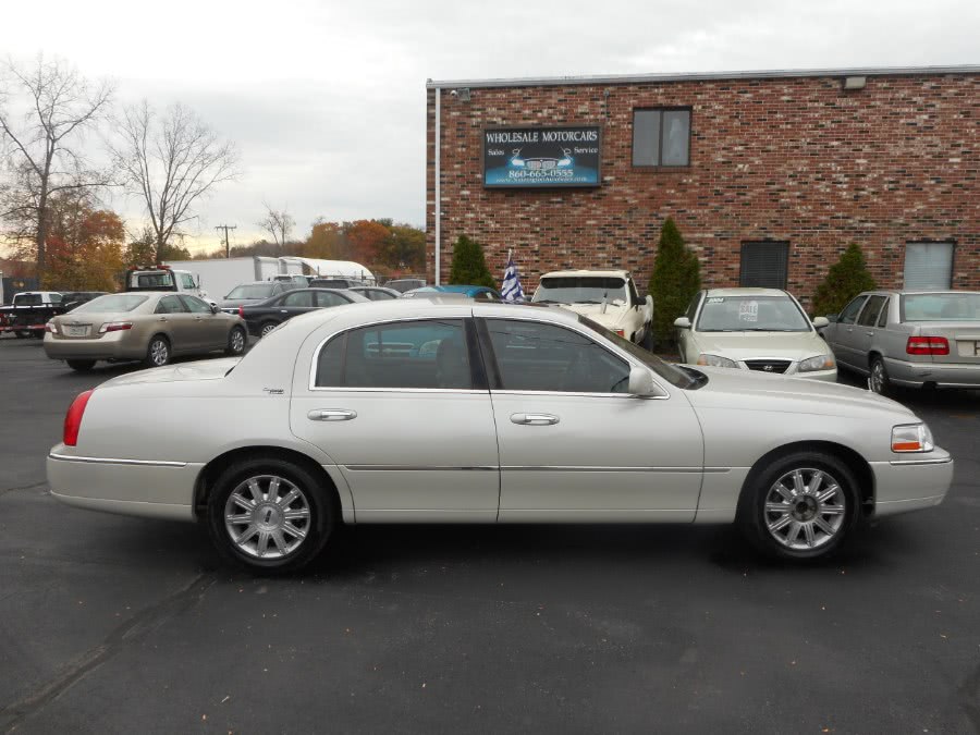 2007 Lincoln Town Car 4dr Sdn Signature Limited, available for sale in Newington, Connecticut | Wholesale Motorcars LLC. Newington, Connecticut
