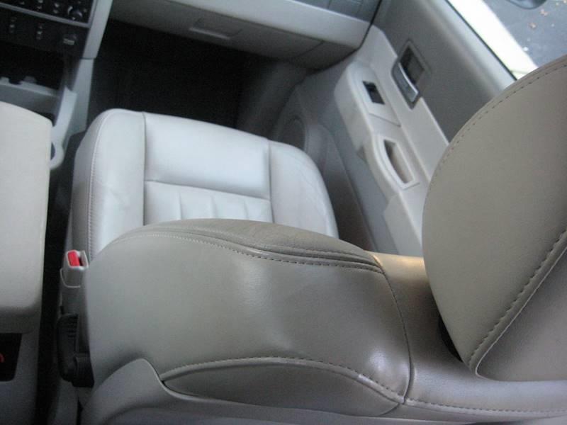 2005 Dodge Durango Limited 4WD 4dr SUV w/ Front, Rear and Third Row H, available for sale in Massapequa, New York | Rite Choice Auto Inc.. Massapequa, New York 2005 Dodge Durango Limited 4WD 4dr SUV w/ Front, Rear and Third Row H, available for sale in Massapequa, New York | Rite Choice Auto Inc.. Massapequa, New York