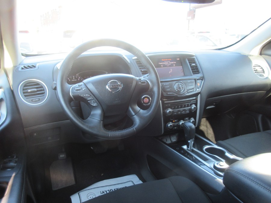 The 2018 Nissan Pathfinder 4x4 SV