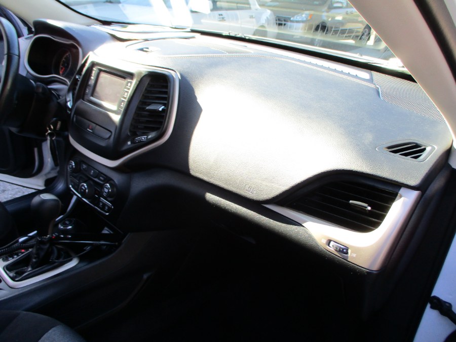 2016 Jeep Cherokee 4WD 4dr Sport, available for sale in Massapequa, New York | South Shore Auto Brokers & Sales. Massapequa, New York 2016 Jeep Cherokee 4WD 4dr Sport, available for sale in Massapequa, New York | South Shore Auto Brokers & Sales. Massapequa, New York