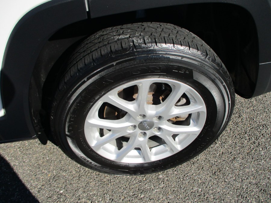 2016 Jeep Cherokee 4WD 4dr Sport, available for sale in Massapequa, New York | South Shore Auto Brokers & Sales. Massapequa, New York 2016 Jeep Cherokee 4WD 4dr Sport, available for sale in Massapequa, New York | South Shore Auto Brokers & Sales. Massapequa, New York