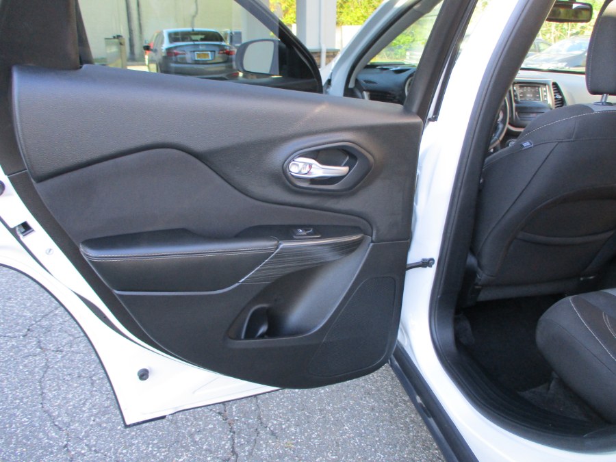2016 Jeep Cherokee 4WD 4dr Sport, available for sale in Massapequa, New York | South Shore Auto Brokers & Sales. Massapequa, New York 2016 Jeep Cherokee 4WD 4dr Sport, available for sale in Massapequa, New York | South Shore Auto Brokers & Sales. Massapequa, New York