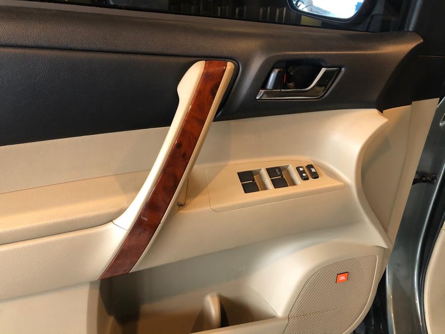 2013 Toyota Highlander 4WD 4dr V6 Limited (Natl), available for sale in West Hartford, Connecticut | AutoMax. West Hartford, Connecticut 2013 Toyota Highlander 4WD 4dr V6 Limited (Natl), available for sale in West Hartford, Connecticut | AutoMax. West Hartford, Connecticut