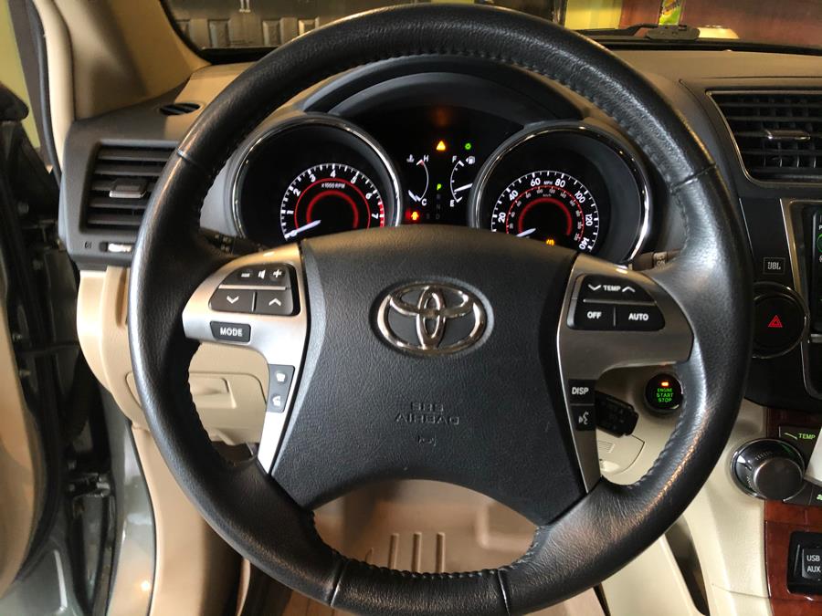 2013 Toyota Highlander 4WD 4dr V6 Limited (Natl), available for sale in West Hartford, Connecticut | AutoMax. West Hartford, Connecticut 2013 Toyota Highlander 4WD 4dr V6 Limited (Natl), available for sale in West Hartford, Connecticut | AutoMax. West Hartford, Connecticut