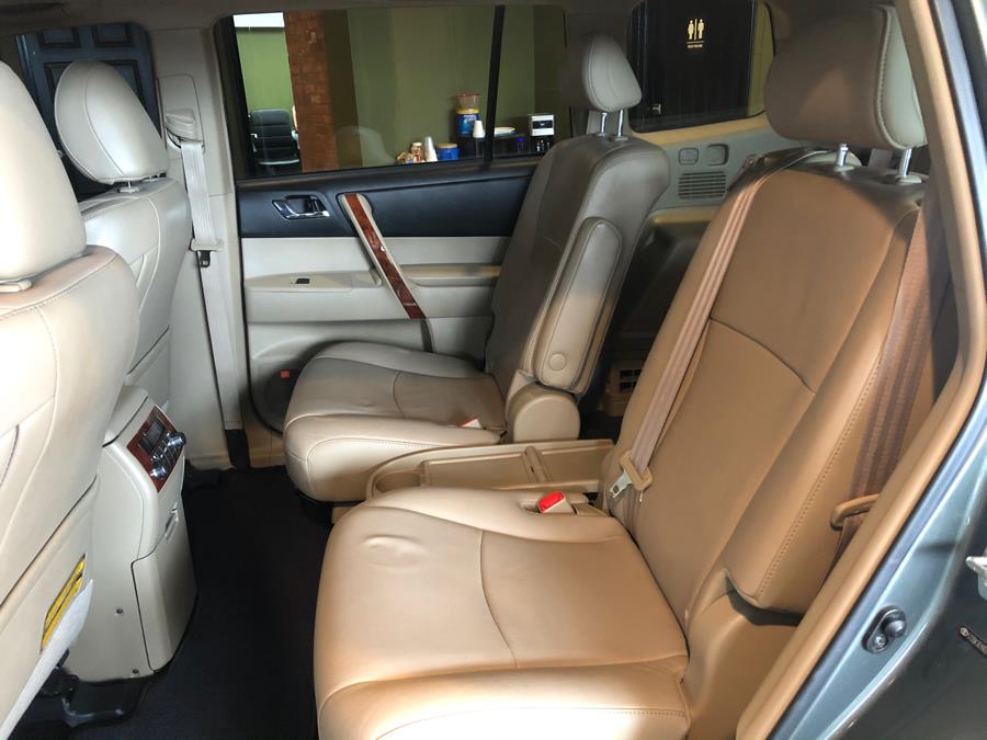 2013 Toyota Highlander 4WD 4dr V6 Limited (Natl), available for sale in West Hartford, Connecticut | AutoMax. West Hartford, Connecticut 2013 Toyota Highlander 4WD 4dr V6 Limited (Natl), available for sale in West Hartford, Connecticut | AutoMax. West Hartford, Connecticut