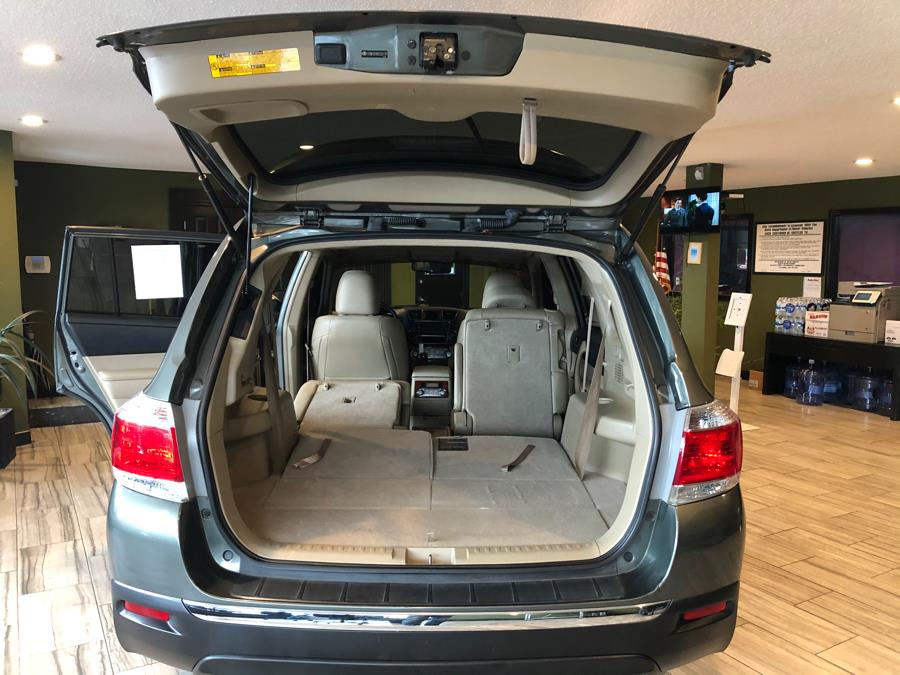 2013 Toyota Highlander 4WD 4dr V6 Limited (Natl), available for sale in West Hartford, Connecticut | AutoMax. West Hartford, Connecticut 2013 Toyota Highlander 4WD 4dr V6 Limited (Natl), available for sale in West Hartford, Connecticut | AutoMax. West Hartford, Connecticut