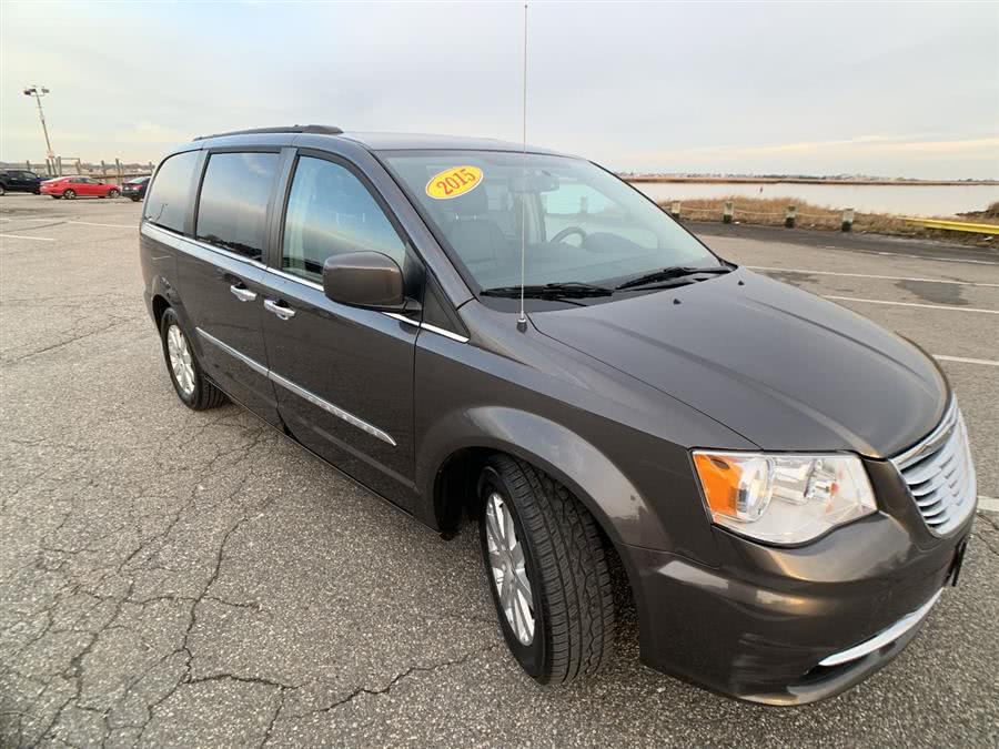 2015 Chrysler Town & Country 4dr Wgn Touring, available for sale in Stratford, Connecticut | Wiz Leasing Inc. Stratford, Connecticut