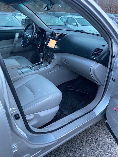 2011 Toyota Highlander 4WD 4dr V6 SE, available for sale in Raynham, Massachusetts | J & A Auto Center. Raynham, Massachusetts 2011 Toyota Highlander 4WD 4dr V6 SE, available for sale in Raynham, Massachusetts | J & A Auto Center. Raynham, Massachusetts