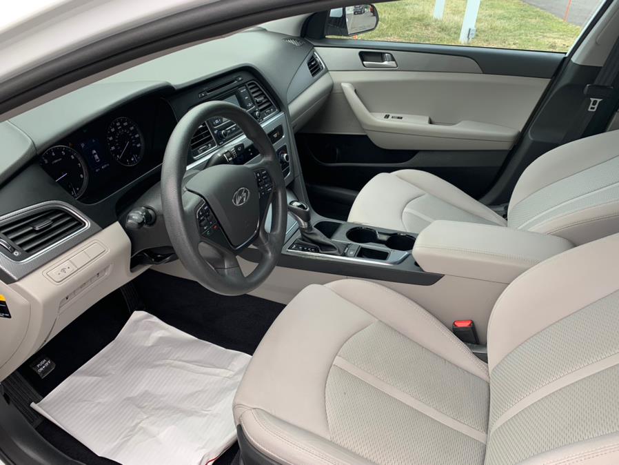 2015 Hyundai Sonata 4dr Sdn 2.4L SE, available for sale in South Windsor, Connecticut | Mike And Tony Auto Sales, Inc. South Windsor, Connecticut 2015 Hyundai Sonata 4dr Sdn 2.4L SE, available for sale in South Windsor, Connecticut | Mike And Tony Auto Sales, Inc. South Windsor, Connecticut