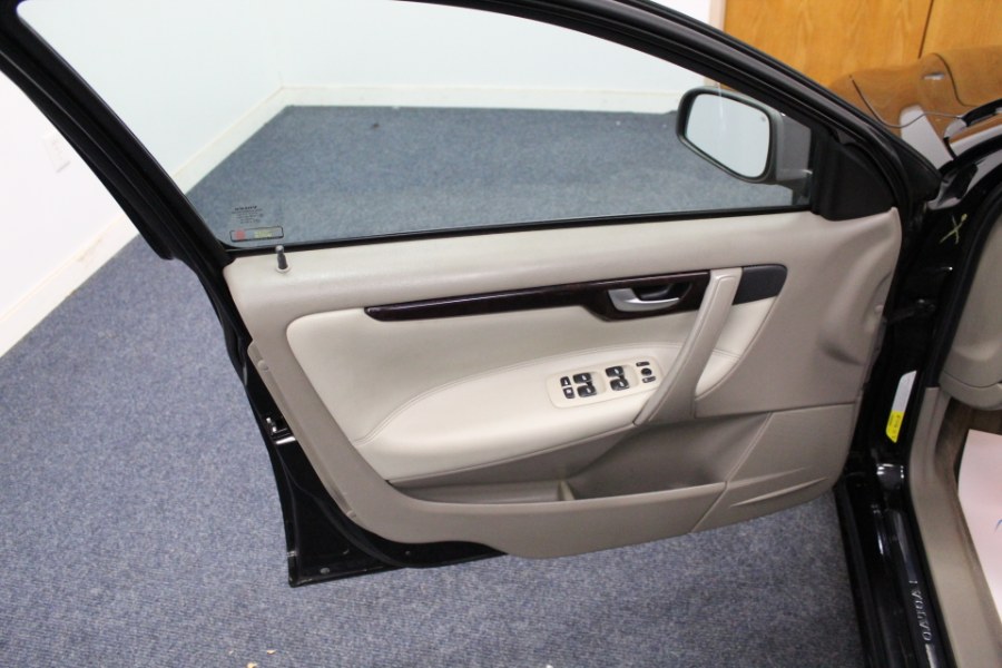 2006 Volvo V70 2.4L Auto w/Sunroof, available for sale in Plainville, Connecticut | New England Auto Sales LLC. Plainville, Connecticut 2006 Volvo V70 2.4L Auto w/Sunroof, available for sale in Plainville, Connecticut | New England Auto Sales LLC. Plainville, Connecticut