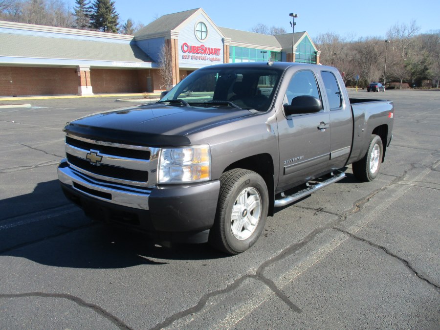2010 Chevrolet Silverado 1500 4WD Ext Cab 143.5" LT - Clean Carfax, available for sale in New Britain, Connecticut | Universal Motors LLC. New Britain, Connecticut