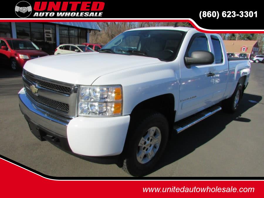 2007 Chevrolet Silverado 1500 4WD Ext Cab 143.5" LT w/1LT, available for sale in East Windsor, Connecticut | United Auto Sales of E Windsor, Inc. East Windsor, Connecticut