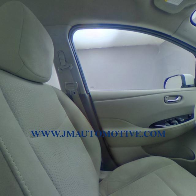 2014 Nissan Leaf 4dr HB SV, available for sale in Naugatuck, Connecticut | J&M Automotive Sls&Svc LLC. Naugatuck, Connecticut 2014 Nissan Leaf 4dr HB SV, available for sale in Naugatuck, Connecticut | J&M Automotive Sls&Svc LLC. Naugatuck, Connecticut
