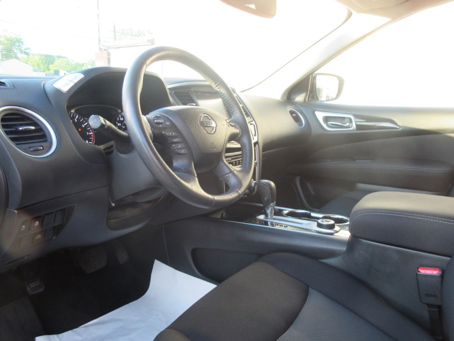 The 2017 Nissan Pathfinder 4x4 SV