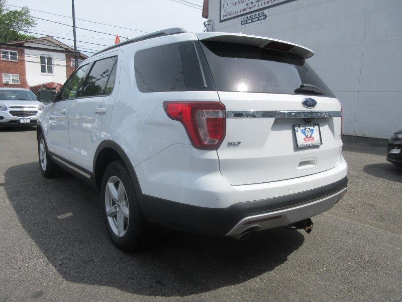 The 2017 Ford Explorer XLT 4WD