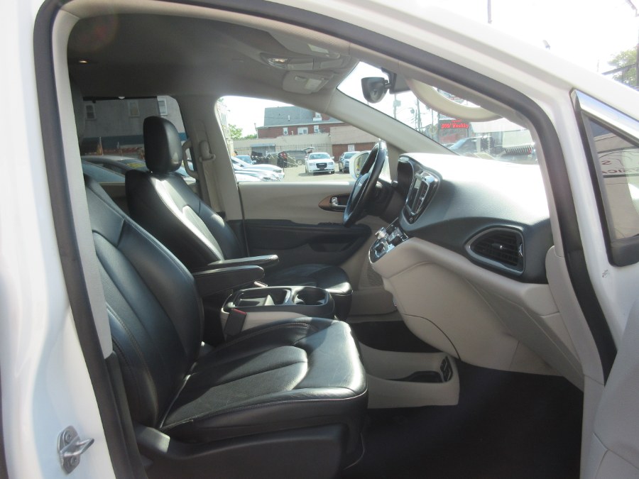 2019 Chrysler Pacifica Touring L FWD photo