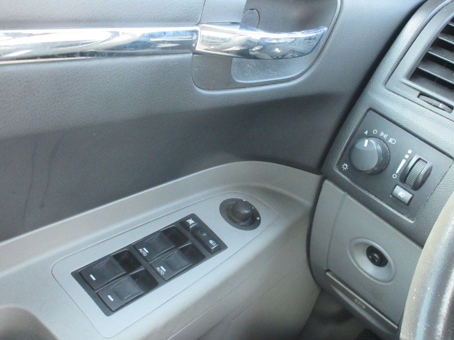 2006 Chrysler 300 4dr Sdn 300C AWD, available for sale in Linden, New Jersey | Route 27 Auto Mall. Linden, New Jersey 2006 Chrysler 300 4dr Sdn 300C AWD, available for sale in Linden, New Jersey | Route 27 Auto Mall. Linden, New Jersey