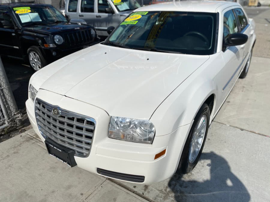 2009 Chrysler 300 4dr Sdn LX RWD *Ltd Avail*, available for sale in Middle Village, New York | Middle Village Motors . Middle Village, New York
