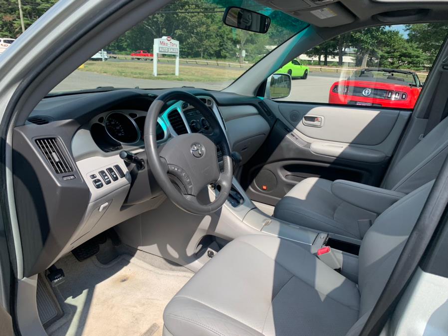 2005 Toyota Highlander 4dr V6 4WD Limited w/3rd Row, available for sale in South Windsor, Connecticut | Mike And Tony Auto Sales, Inc. South Windsor, Connecticut 2005 Toyota Highlander 4dr V6 4WD Limited w/3rd Row, available for sale in South Windsor, Connecticut | Mike And Tony Auto Sales, Inc. South Windsor, Connecticut