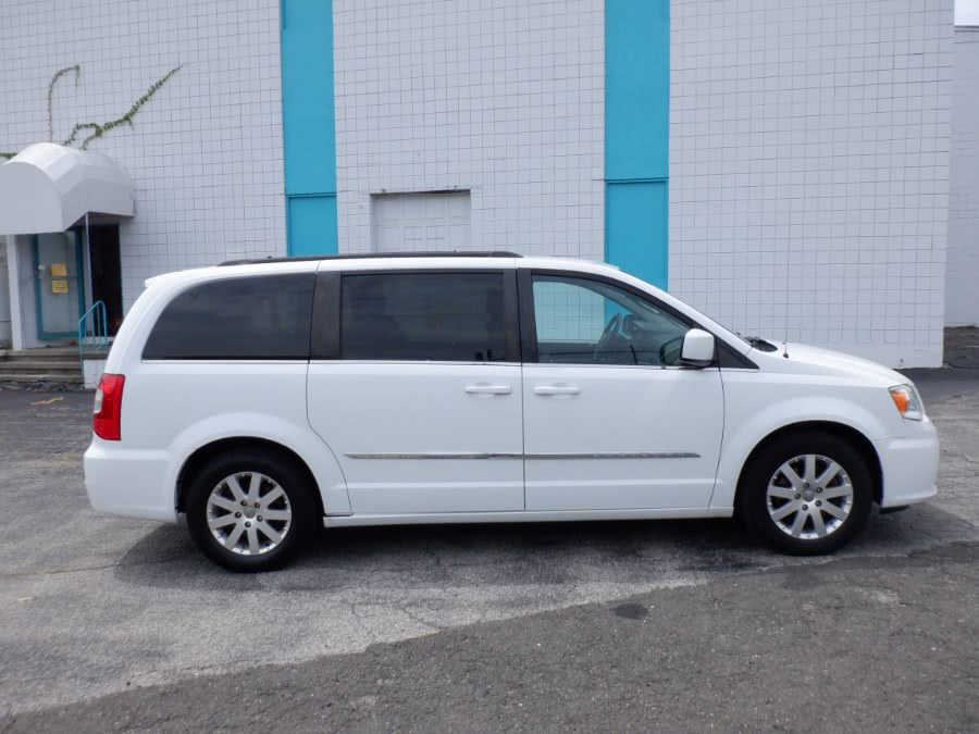 2015 Chrysler Town & Country 4dr Wgn Touring, available for sale in Milford, Connecticut | Dealertown Auto Wholesalers. Milford, Connecticut
