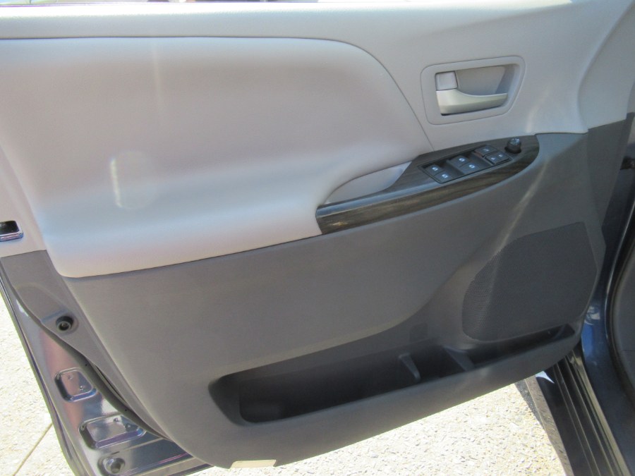 2020 Toyota Sienna XLE Premium FWD 8-Passenger (Natl), available for sale in Woodside, New York | Pepmore Auto Sales Inc.. Woodside, New York 2020 Toyota Sienna XLE Premium FWD 8-Passenger (Natl), available for sale in Woodside, New York | Pepmore Auto Sales Inc.. Woodside, New York