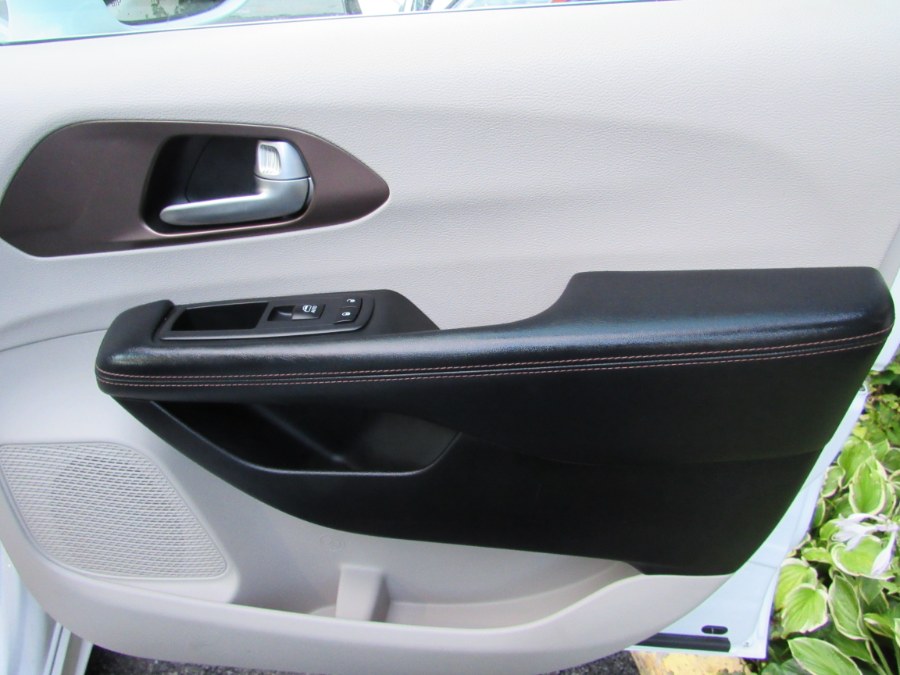 2018 Chrysler Pacifica Touring L, available for sale in Middle Village, New York | Road Masters II INC. Middle Village, New York 2018 Chrysler Pacifica Touring L, available for sale in Middle Village, New York | Road Masters II INC. Middle Village, New York