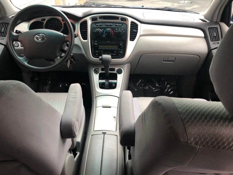 2005 Toyota Highlander 4dr V6 4WD w/3rd Row (Natl), available for sale in Bristol, Connecticut | Bristol Auto Center LLC. Bristol, Connecticut 2005 Toyota Highlander 4dr V6 4WD w/3rd Row (Natl), available for sale in Bristol, Connecticut | Bristol Auto Center LLC. Bristol, Connecticut